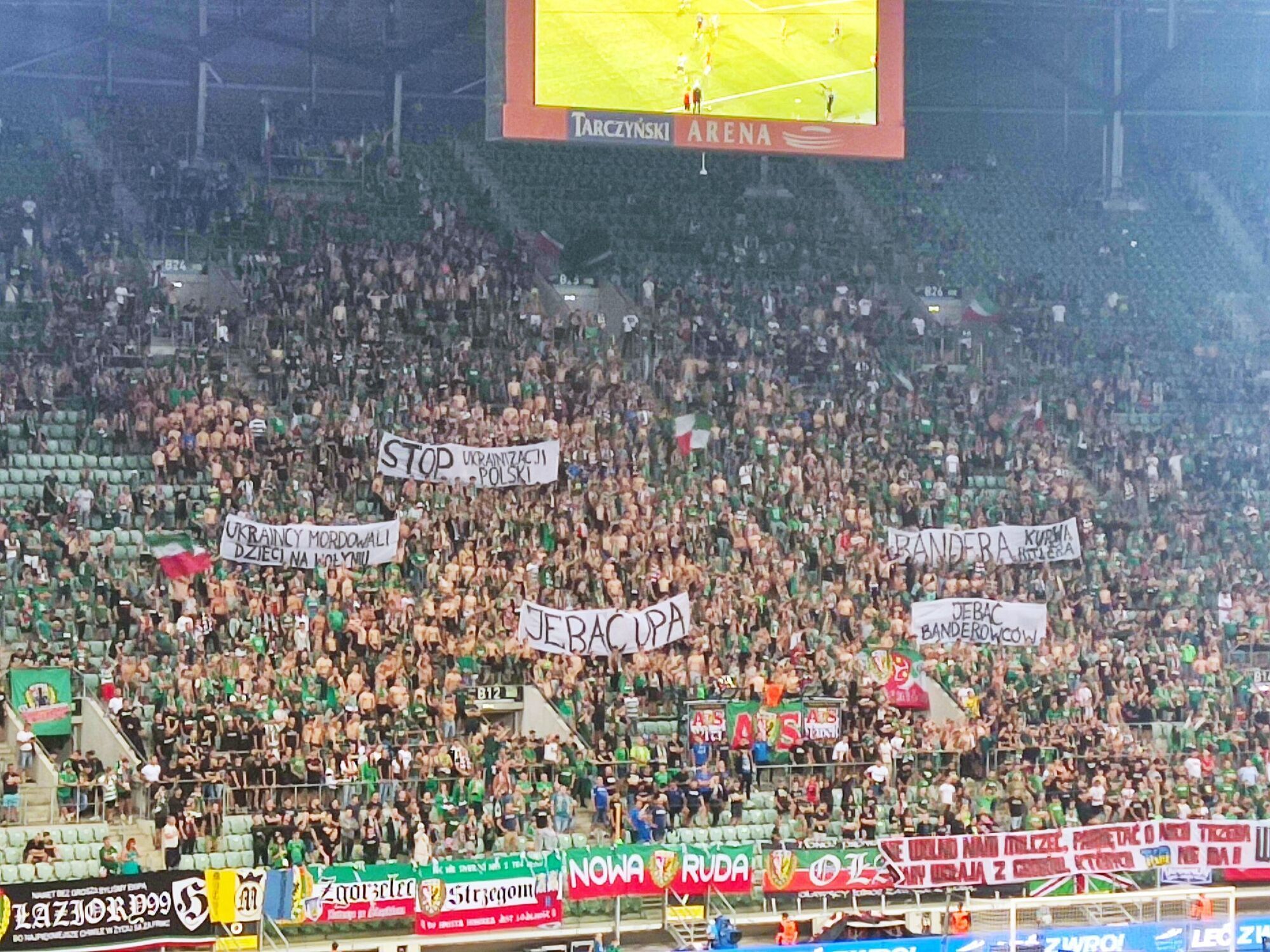 В Польше устроили протест против Украины, разместив оскорбительные баннеры во время футбола. Фотофакт