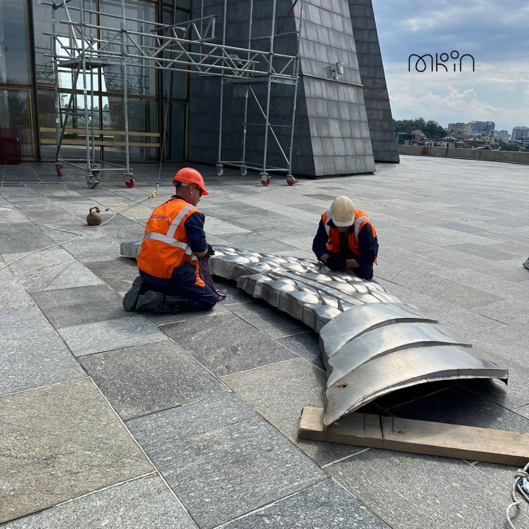 В Киеве начали демонтировать советский герб с монумента "Родина-мать". Исторические кадры