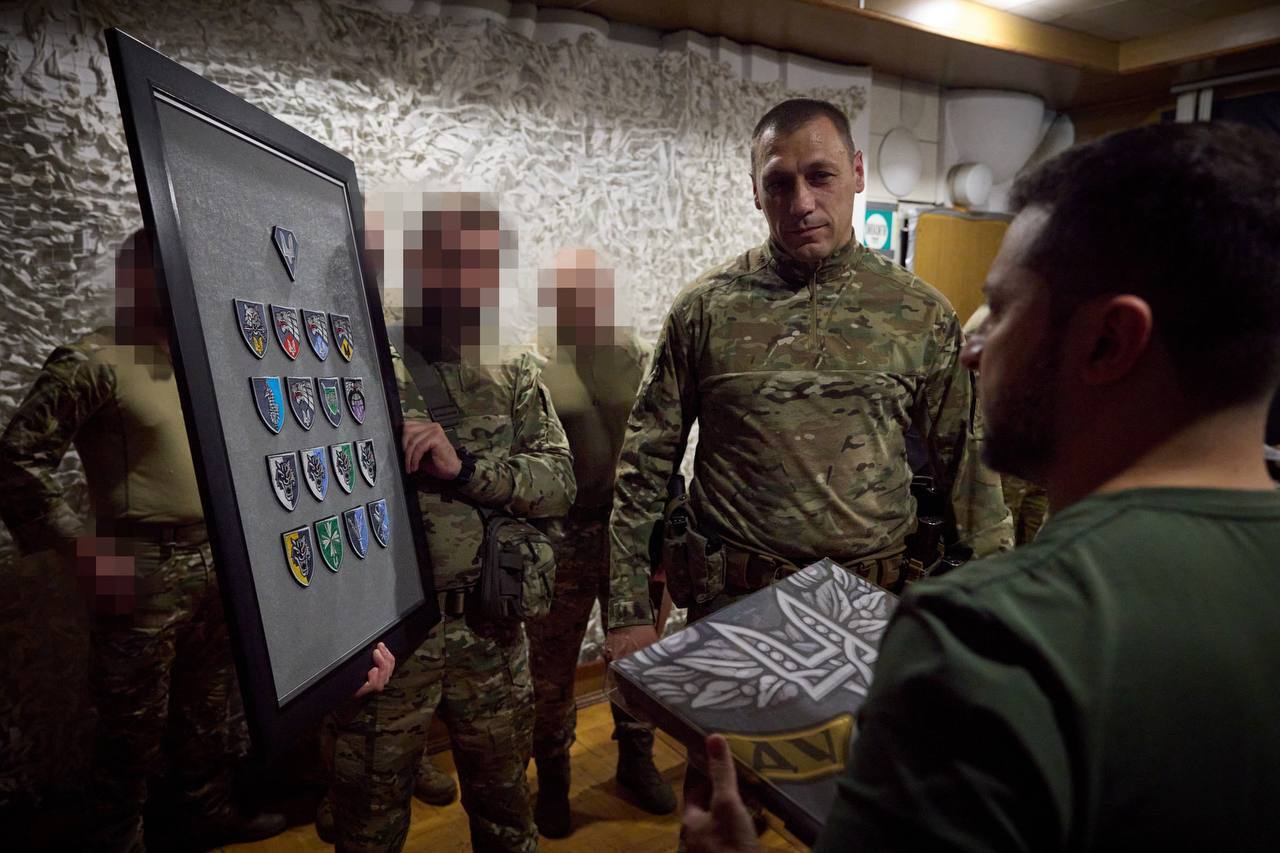 Зеленський отримав у подарунок шеврони від українських спецпризначенців на передовій: фото