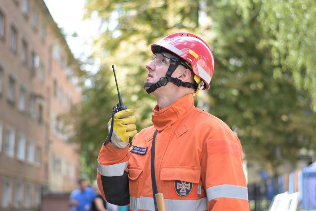 В Сумах российские ракеты попали в учебное заведение: погибли 2 человека, еще 20 пострадали. Фото и видео