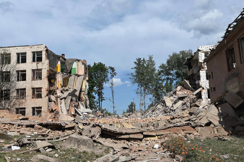 У Сумах російські ракети влучили в заклад освіти: загинули 2 особи, ще 20 постраждали. Фото і відео