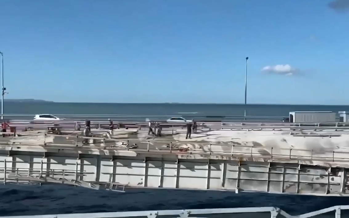 Оккупанты ускоренными темпами ремонтируют Крымский мост: видео с места
