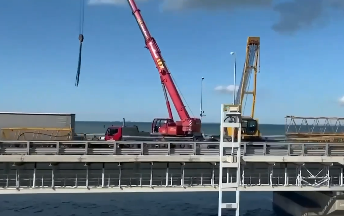 Оккупанты ускоренными темпами ремонтируют Крымский мост: видео с места