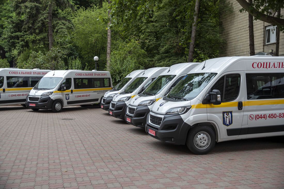 Кличко передав столичному центру соцобслуговування 11 нових спецавто для перевезення людей з інвалідністю. Фото