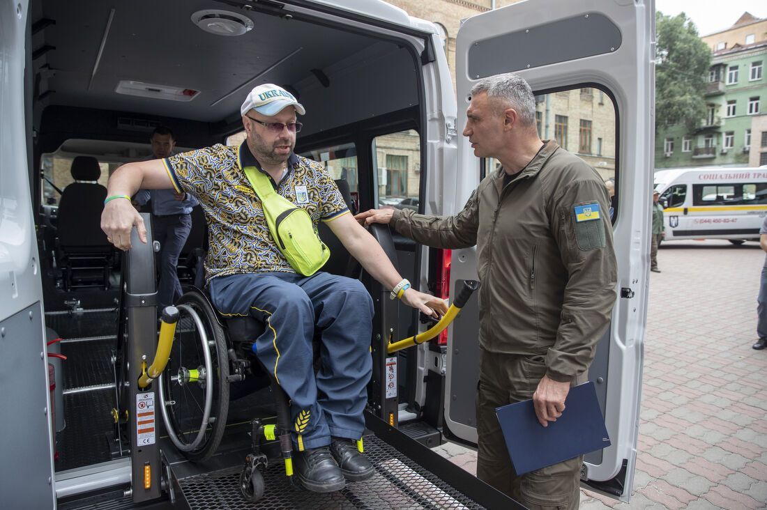 Кличко передал столичному центру соцобслуживания 11 новых спецавто для перевозки людей с инвалидностью. Фото