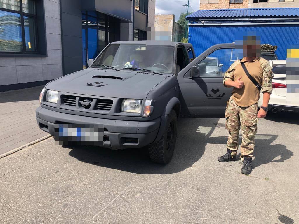 Внедорожник Nissan, фонд передавший на фронт