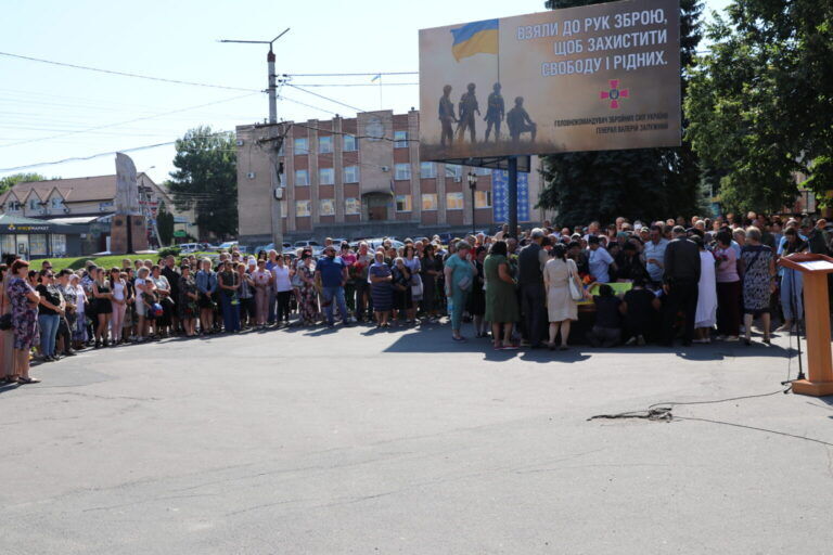 Без тата лишився маленький син: на Черкащині попрощалися з 28-річним воїном, який загинув в боях за Україну. Фото 