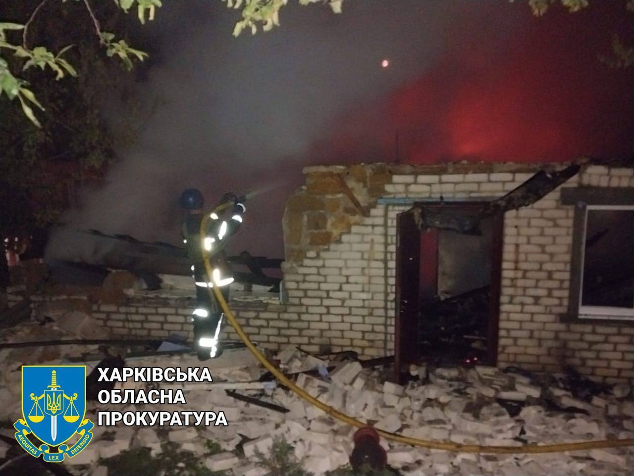 Окупанти вночі завдали удару по Харкову, є приліт у склад: спалахнула пожежа. Відео 