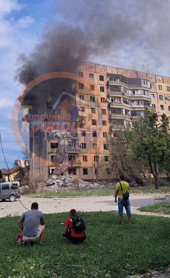 В Кривом Роге завершили спасательную операцию в доме, который россияне расстреляли ракетами: есть погибшие, ранены 69 человек. Фото и видео