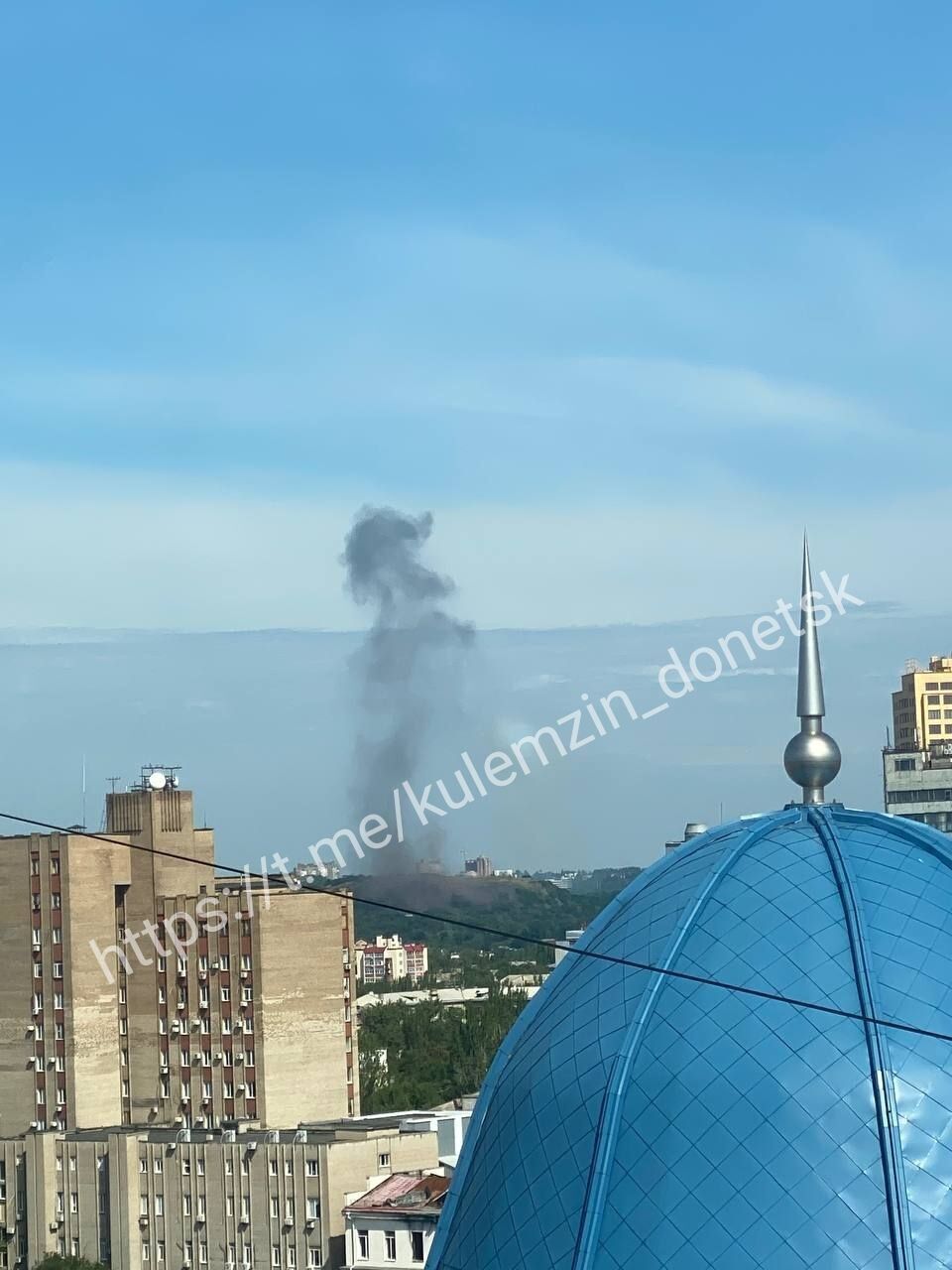 Окупанти поскаржилися на обстріл Донецька, спалахнули авто: піднявся дим. Фото і відео