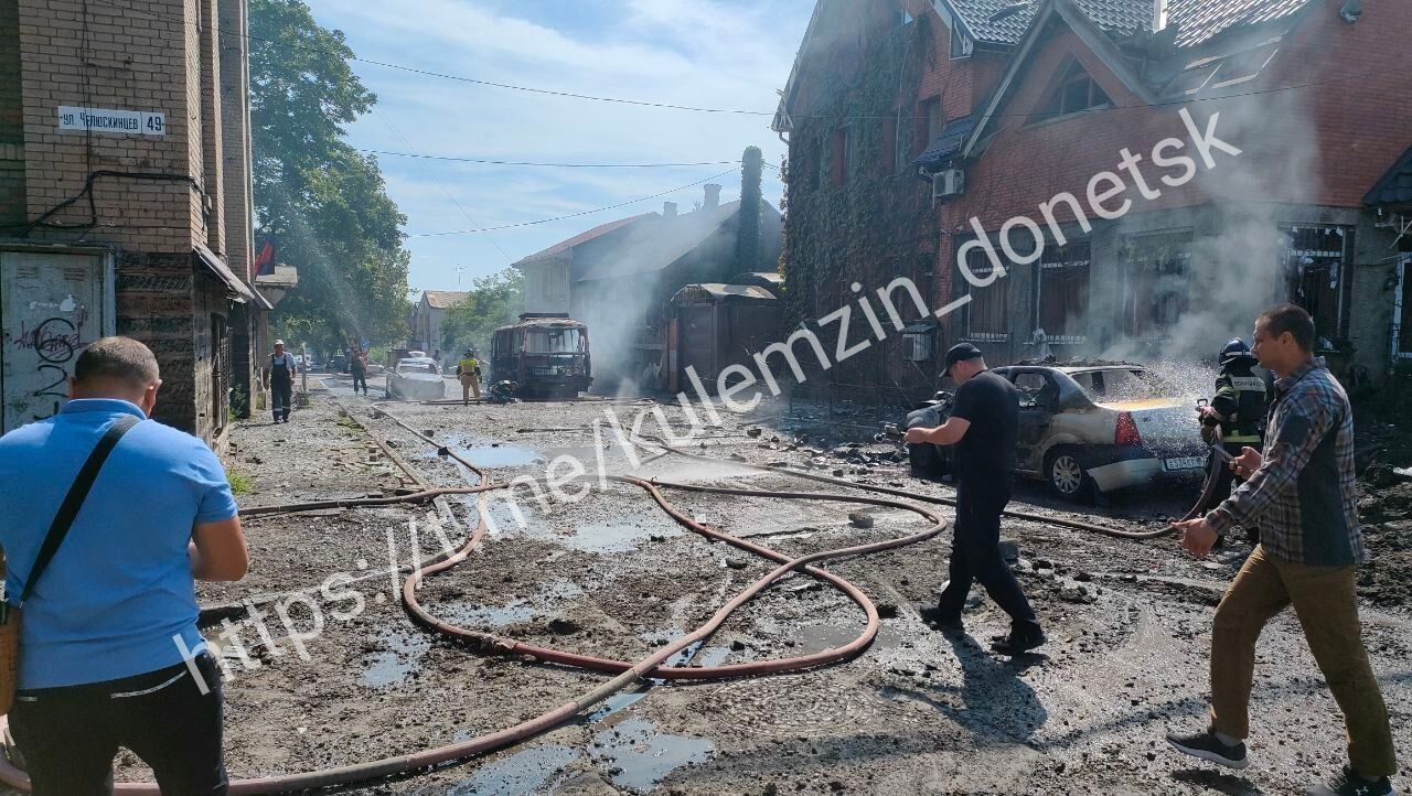 Окупанти поскаржилися на обстріл Донецька, спалахнули авто: піднявся дим. Фото і відео