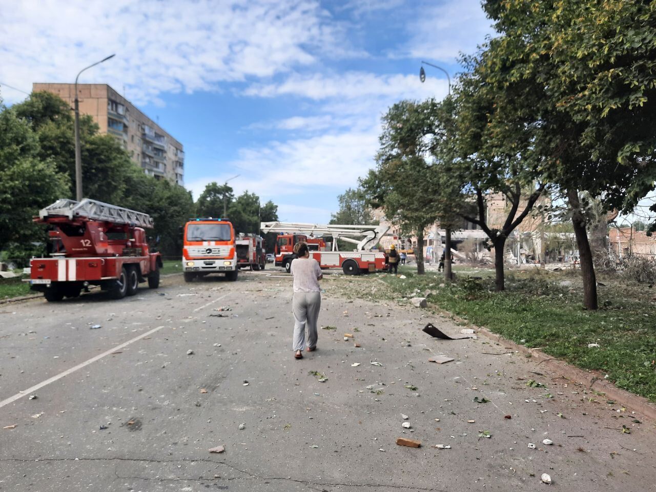У Кривому Розі врятували дитину в будинку, по якому влучила ракета РФ: який вигляд має місце трагедії зараз. Фото і відео