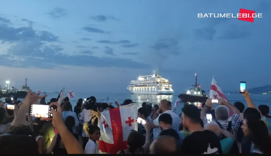У Грузії затримали учасників акції протесту, які влаштували лайнеру з РФ "теплий прийом"