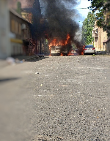 Оккупанты пожаловались на обстрел Донецка, вспыхнули авто: поднялся дым. Фото и видео