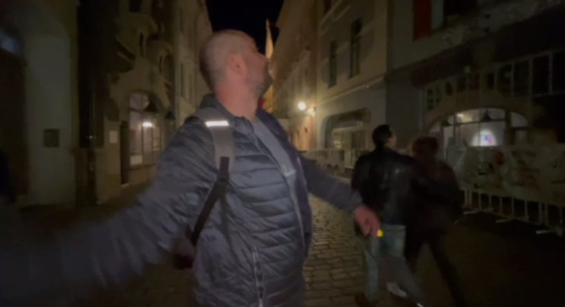 Журналіст Аркадій Бабченко в Естонії закидав яйцями посольство Росії, його затримали. Відео