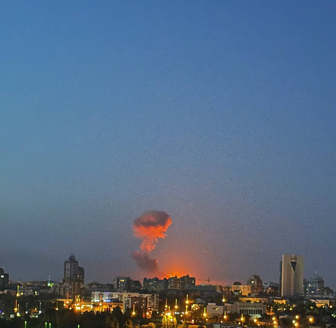 В оккупированной Макеевке взрывы: горит большой склад с боеприпасами. Эффектное видео
