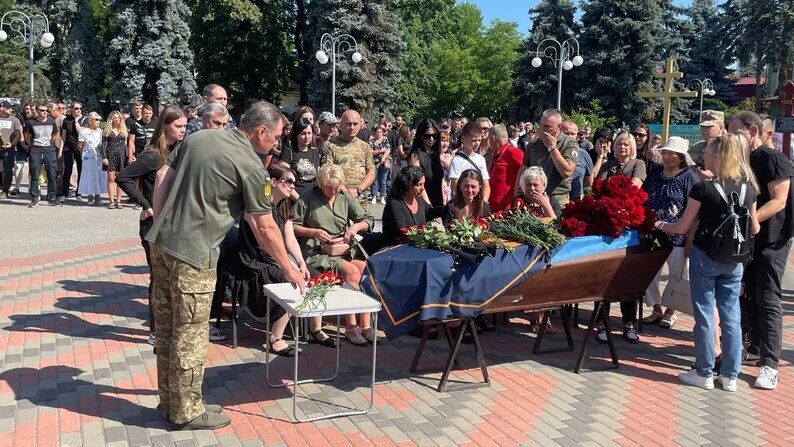 У Черкасах попрощалися з 22-річним бойовим медиком, який загинув на Донеччині: у нього лишився маленький син. Фото