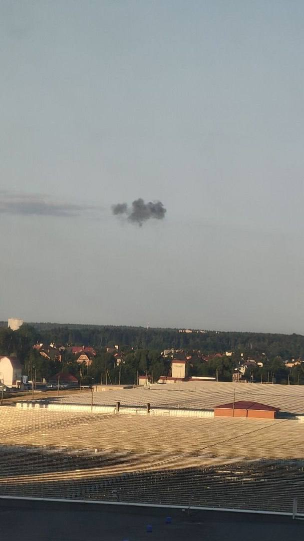 В Москве и Подмосковье утром прогремели взрывы: россияне заявили о работе ПВО и ударе по воинской части. Видео