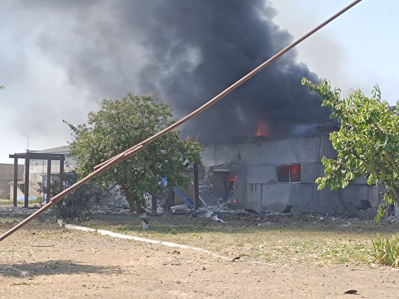 ЗСУ влаштували окупантам "фаєр-шоу" на Запоріжжі, видніється дим. Фото 
