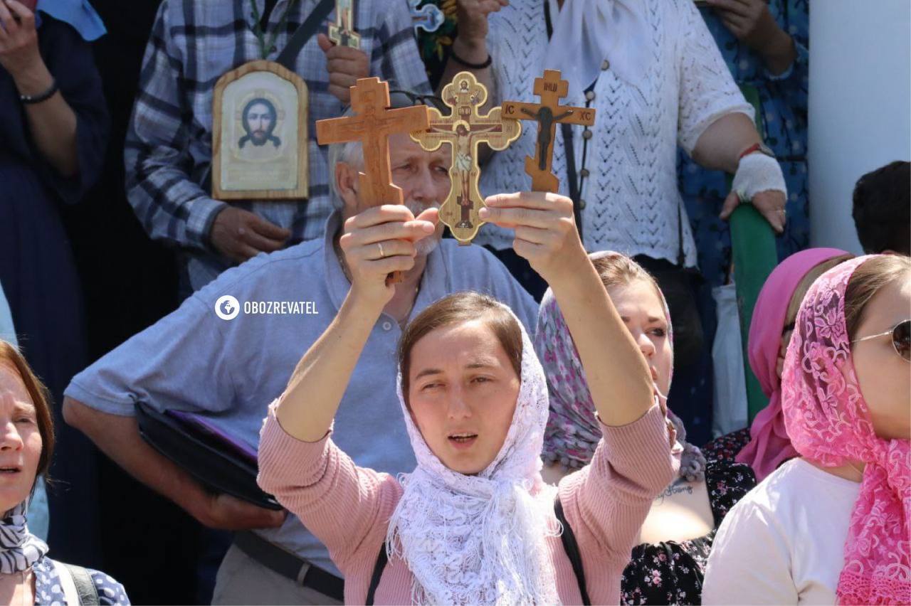 До Києво-Печерської лаври прибула комісія Мінкульту: її роботу заблокували ченці та віряни УПЦ МП. Фото й відео