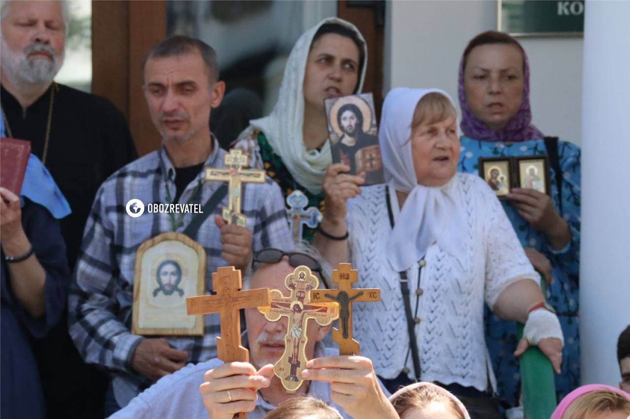 До Києво-Печерської лаври прибула комісія Мінкульту: її роботу заблокували ченці та віряни УПЦ МП. Фото й відео