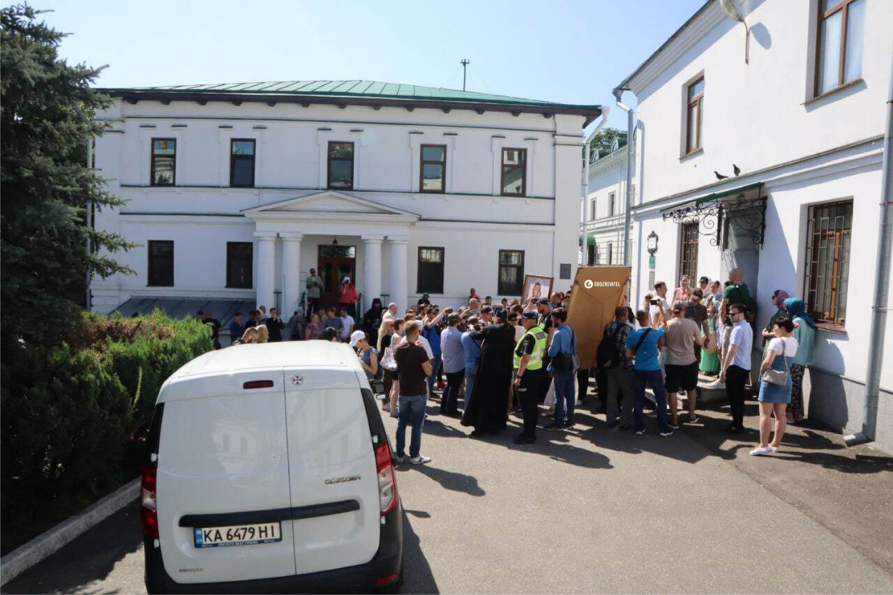 До Києво-Печерської лаври прибула комісія Мінкульту: її роботу заблокували ченці та віряни УПЦ МП. Фото й відео