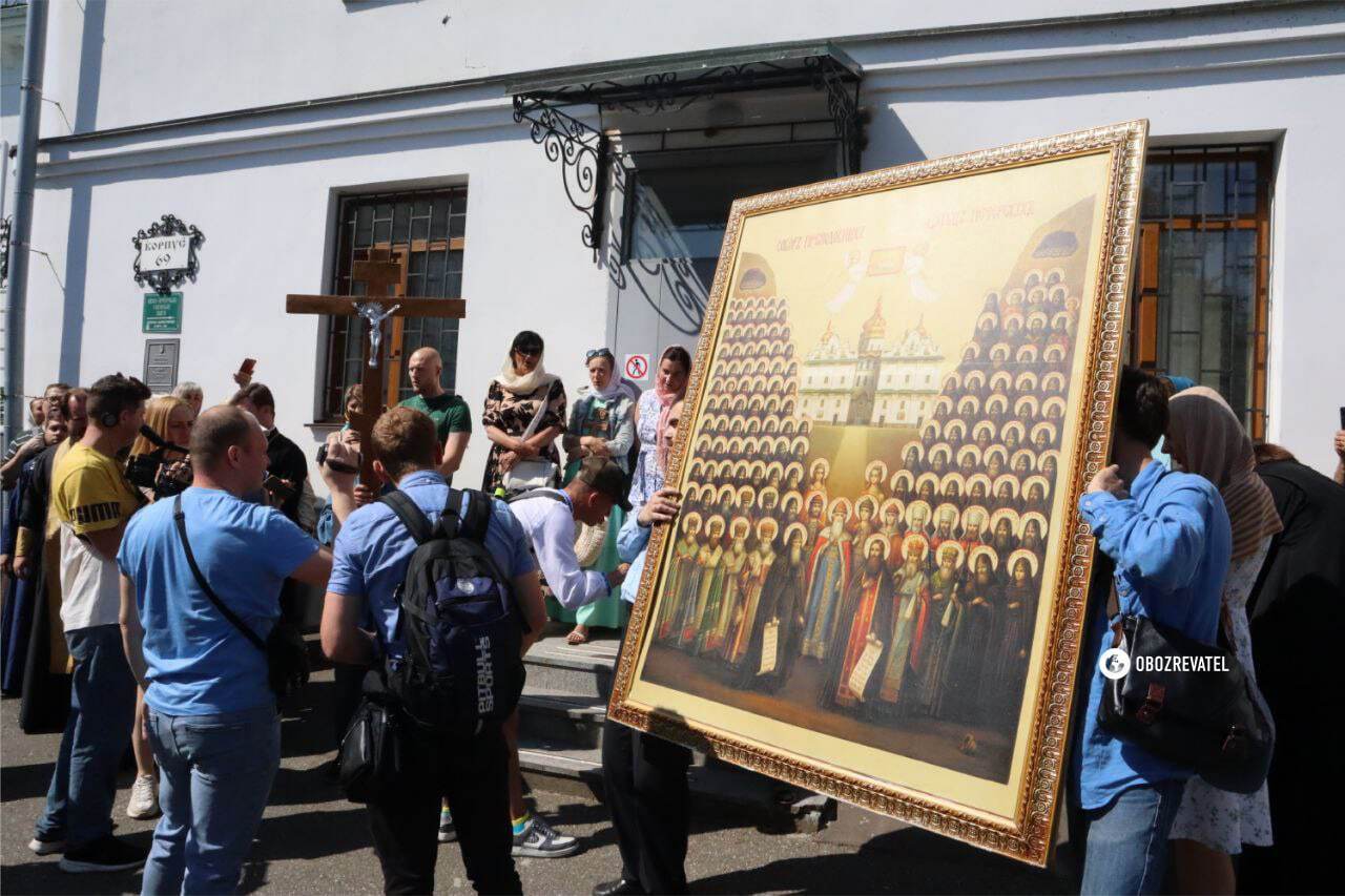 До Києво-Печерської лаври прибула комісія Мінкульту: її роботу заблокували ченці та віряни УПЦ МП. Фото й відео