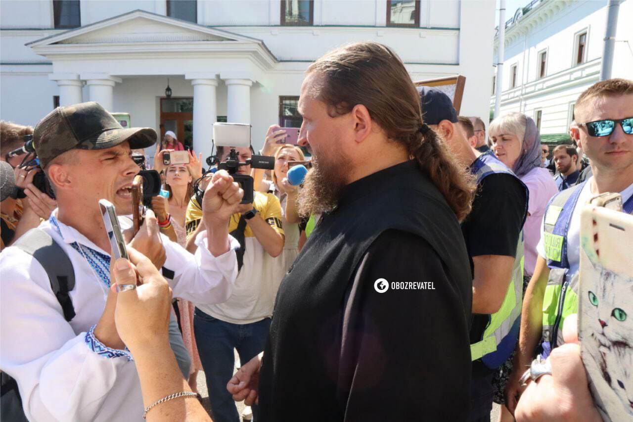 До Києво-Печерської лаври прибула комісія Мінкульту: її роботу заблокували ченці та віряни УПЦ МП. Фото й відео