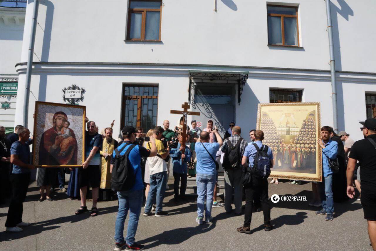 До Києво-Печерської лаври прибула комісія Мінкульту: її представників намагаються заблокувати ченці та віряни УПЦ МП. Фото та відео