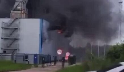 У російському Новгороді горить ТЕЦ: площа пожежі вимірюється тисячами квадратних метрів. Відео