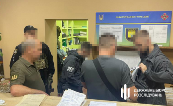 На Донеччині судитимуть працівників військкомату: за гроші підробляли документи для виїзду за кордон. Фото