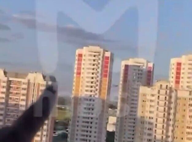 У Москві та Підмосков’ї вранці прогриміли вибухи: росіяни заявили про роботу ППО й удар по військовій частині. Відео 
