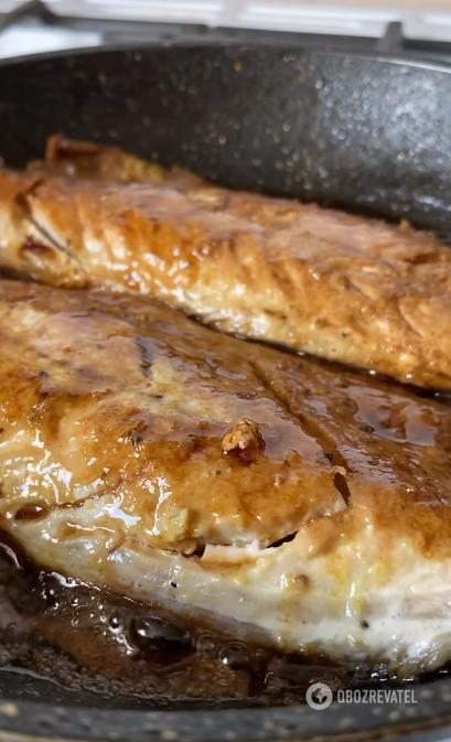 Сочная жареная скумбрия с корочкой: в маринад нужно добавить один необычный ингредиент