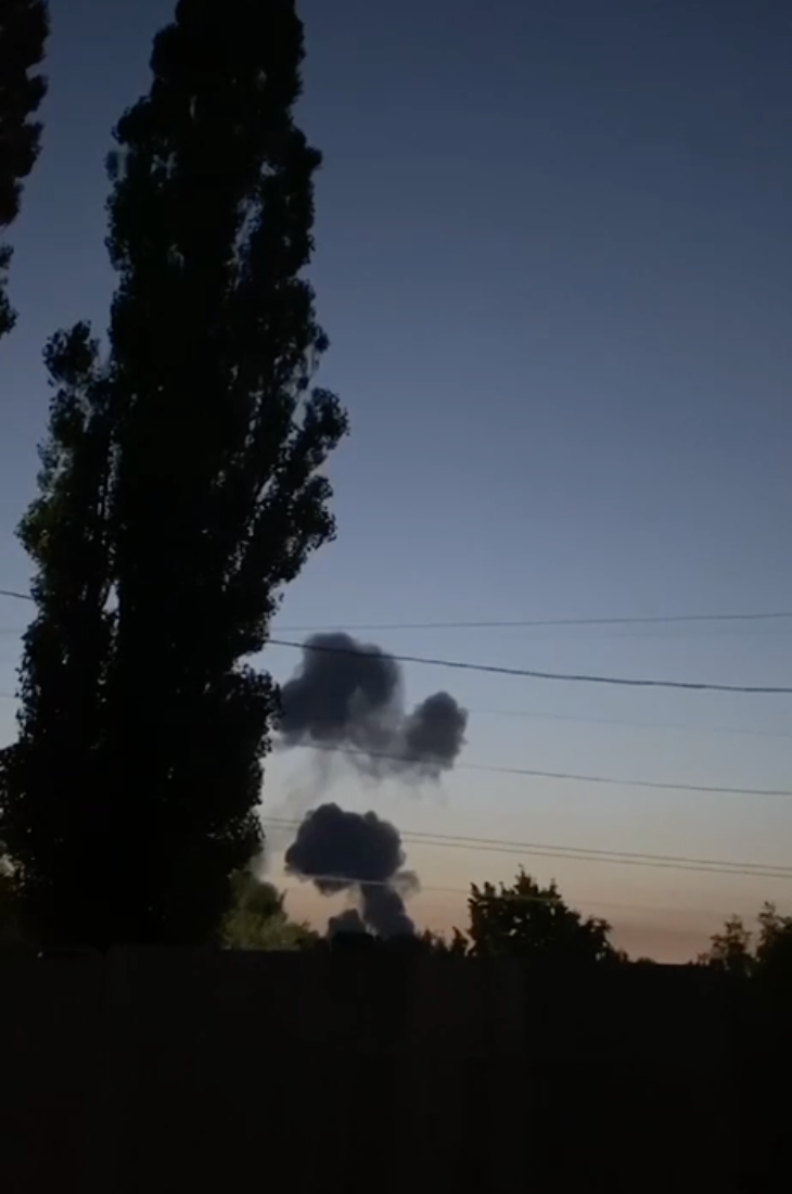 В оккупированной Макеевке взрывы: горит большой склад с боеприпасами. Эффектное видео