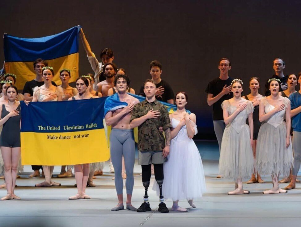 Украинский воин, потерявший обе ноги на фронте, выступил в театре в Калифорнии: в финале все пели гимн Украины. Фото
