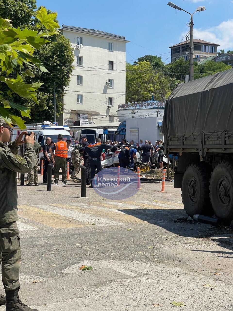 БТР раздавил легковушку и помчался дальше: в Крыму произошло сразу два ДТП с техникой оккупантов. Фото и видео