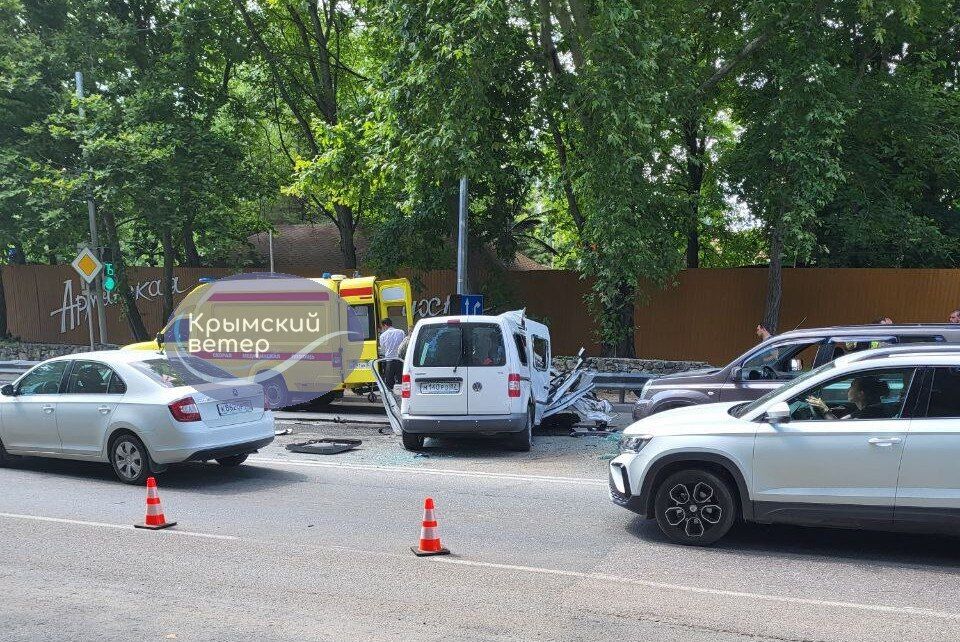 БТР раздавил легковушку и помчался дальше: в Крыму произошло сразу два ДТП с техникой оккупантов. Фото и видео
