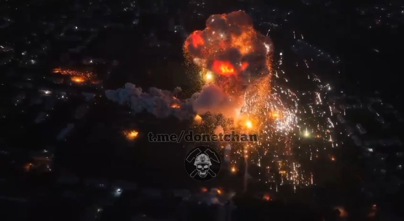 "Фаєр-шоу" було яскравим: відео потужного вибуху на складі БК окупантів у Макіївці та фото наслідків