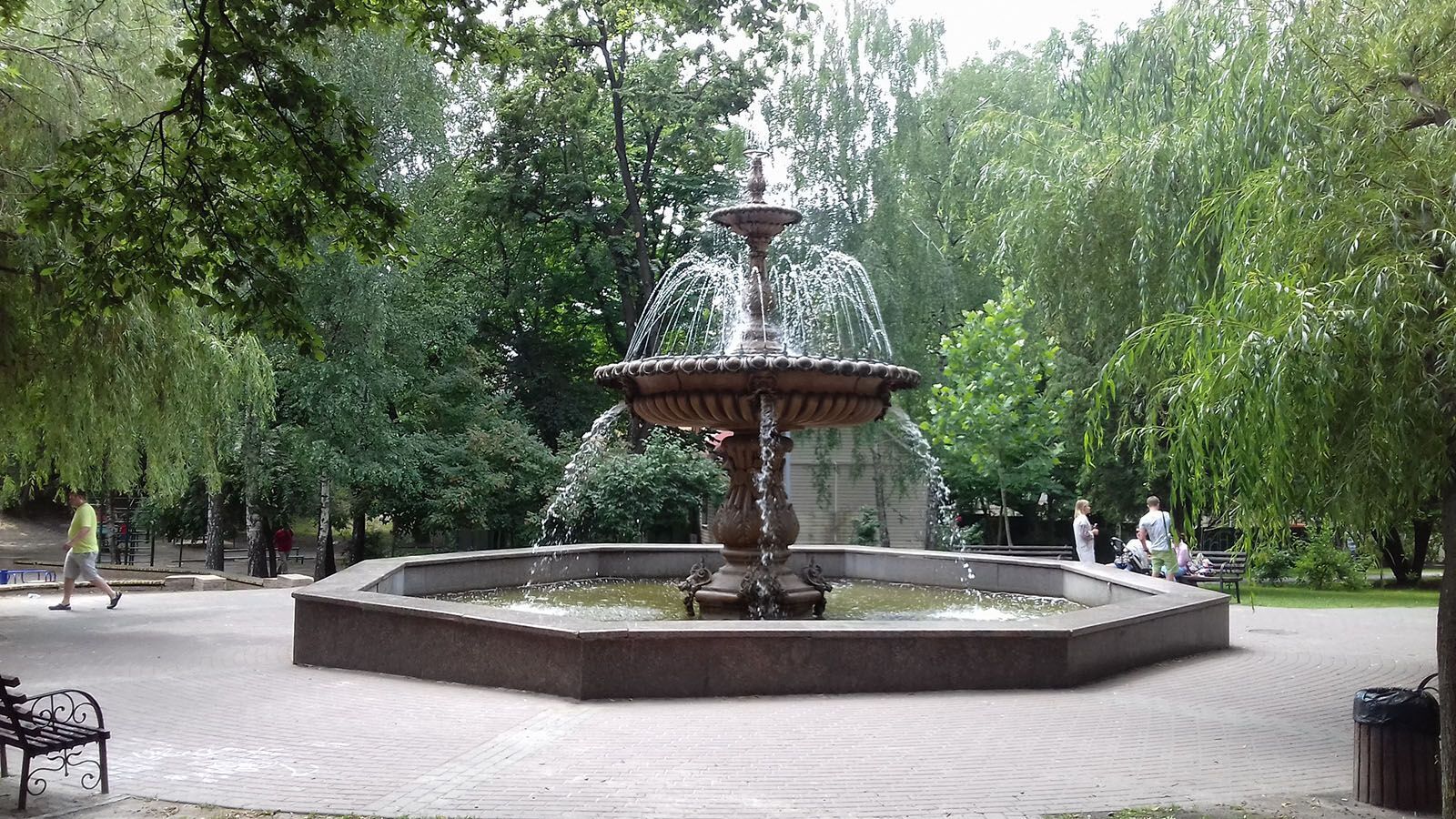 У Києві на початку ХХ століття на Софійській площі стояв один із семи фонтанів Термена. Унікальне фото