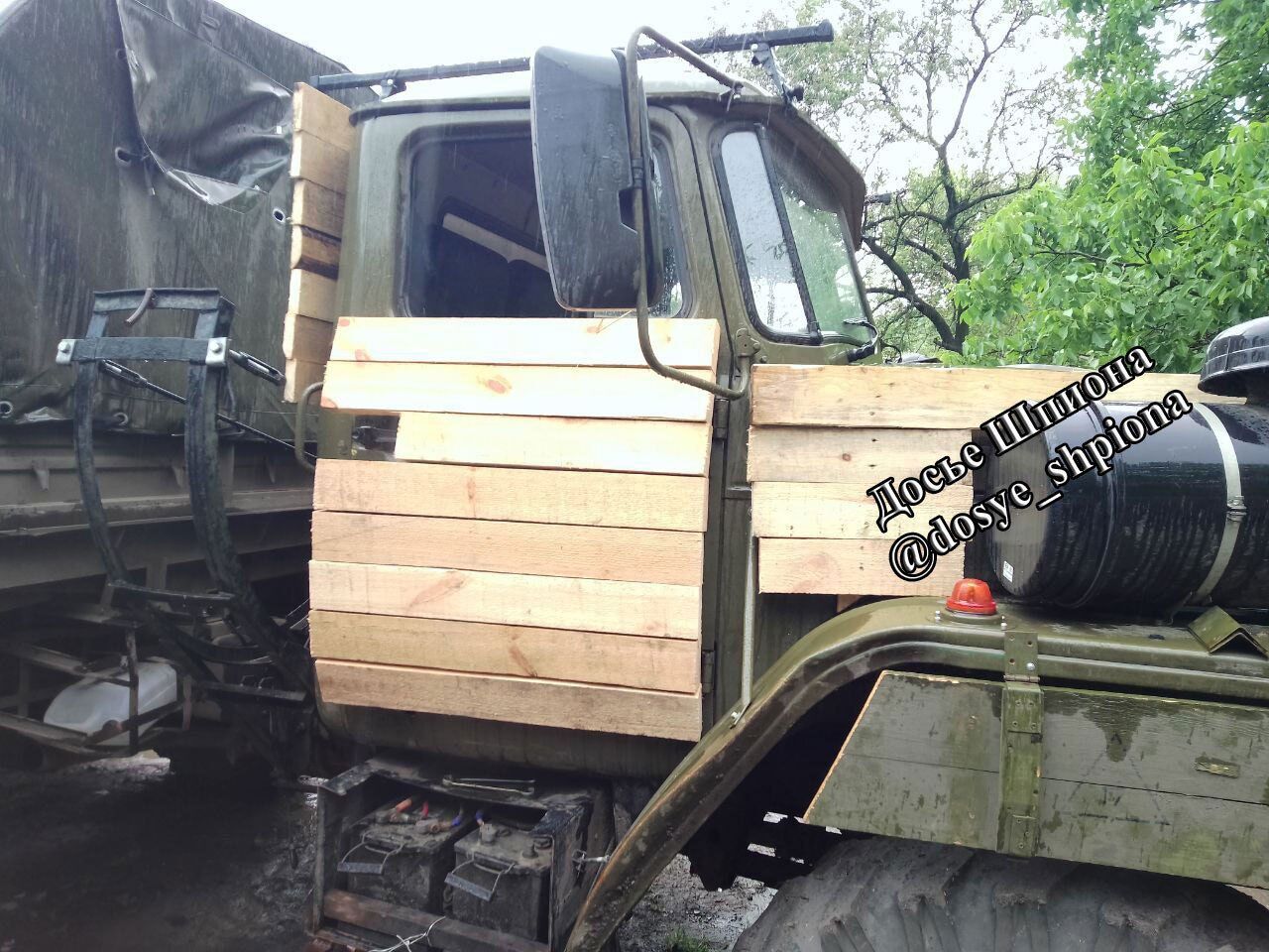 Очередное "аналоговнет": российские оккупанты усовершенствовали деревянную броню. Фото