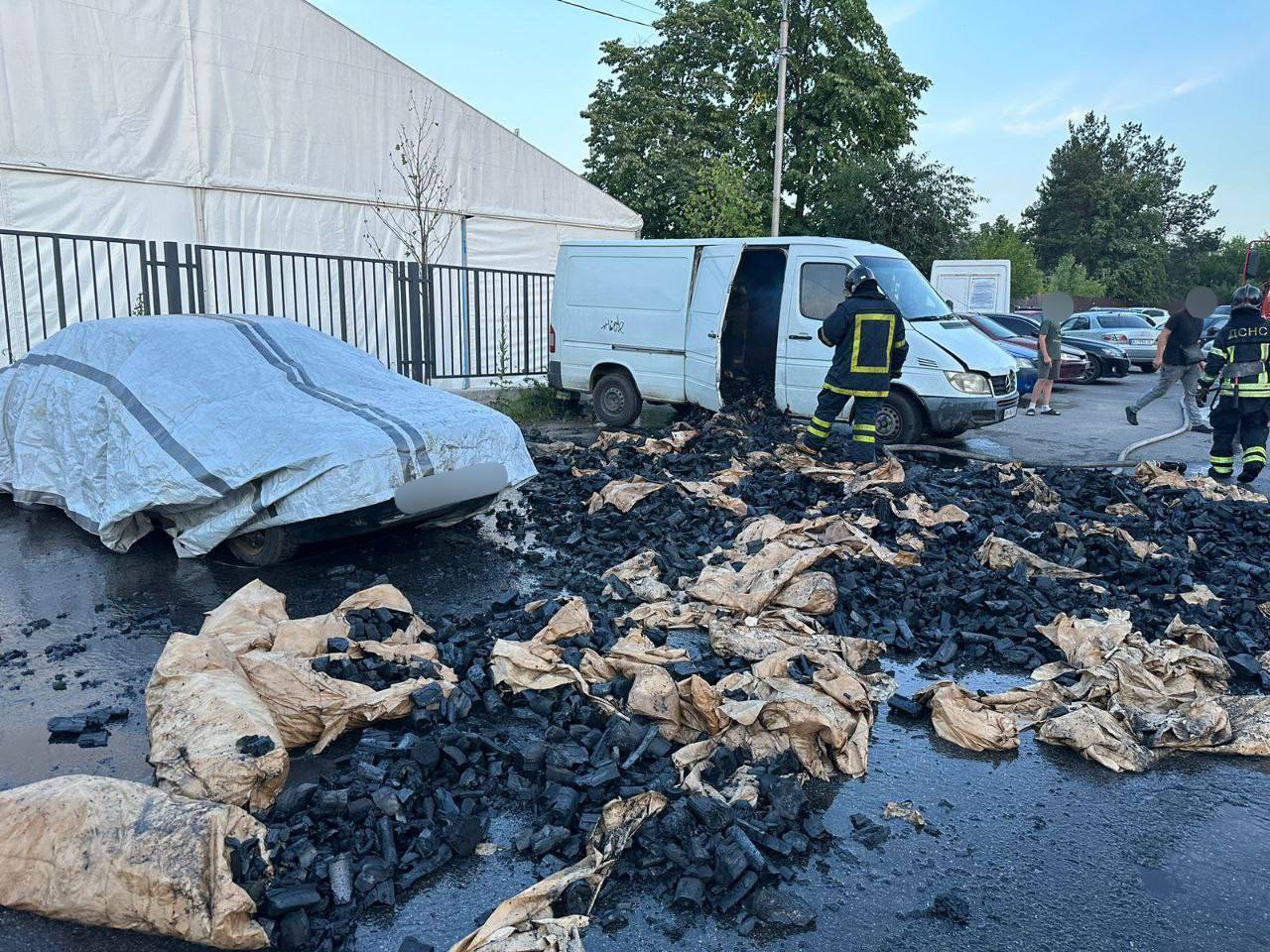 В Буче из-за жары загорелся Mercedes, загруженный углем. Фото