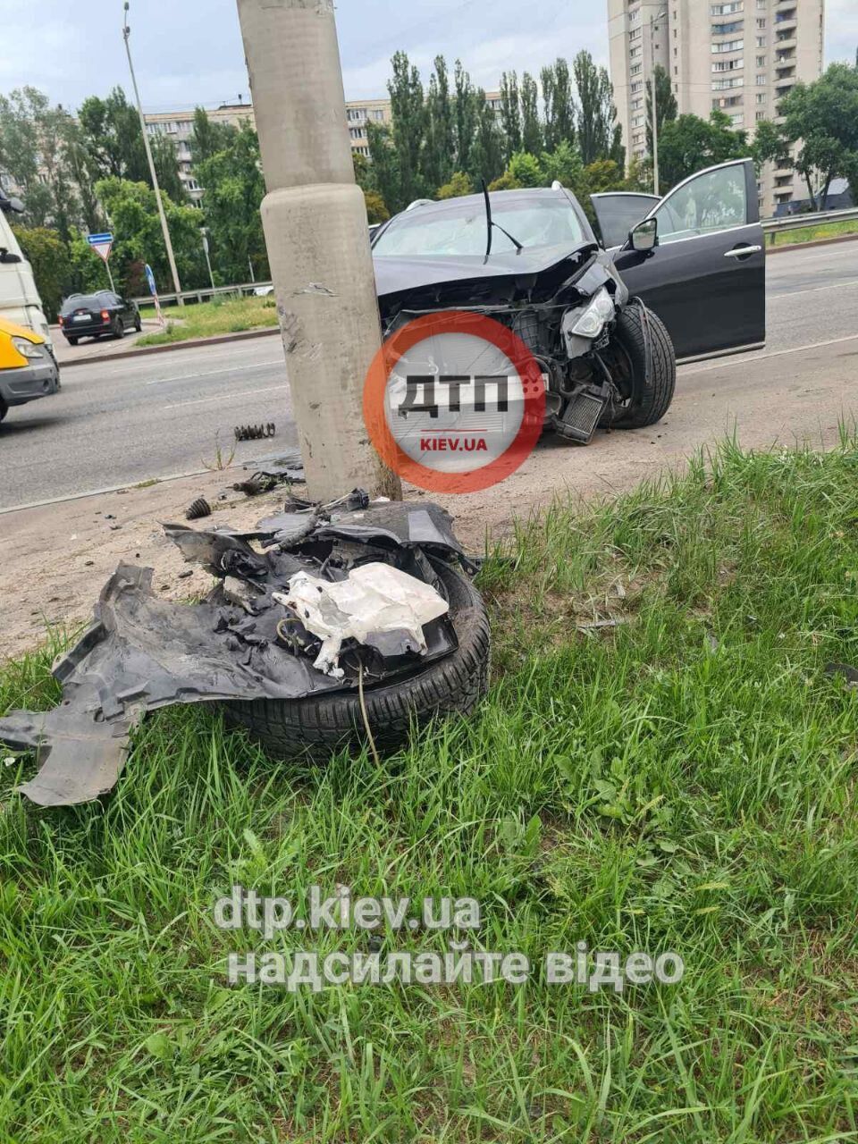 ДТП в Киеве на Окружной дороге – у легковушки в результате ДТП оторвало  колесо – фото и видео | OBOZ.UA