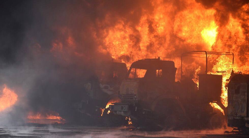 В окупованій Макіївці потужна "бавовна": валить чорний дим. Відео