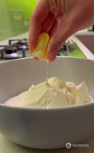 Как приготовить крем-сыр филадельфию из сметаны: понадобится всего 4 компонента