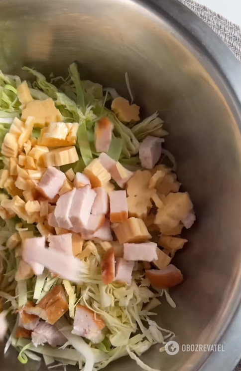 Який смачний салат приготувати з молодої капусти: дуже бюджетна ідея 
