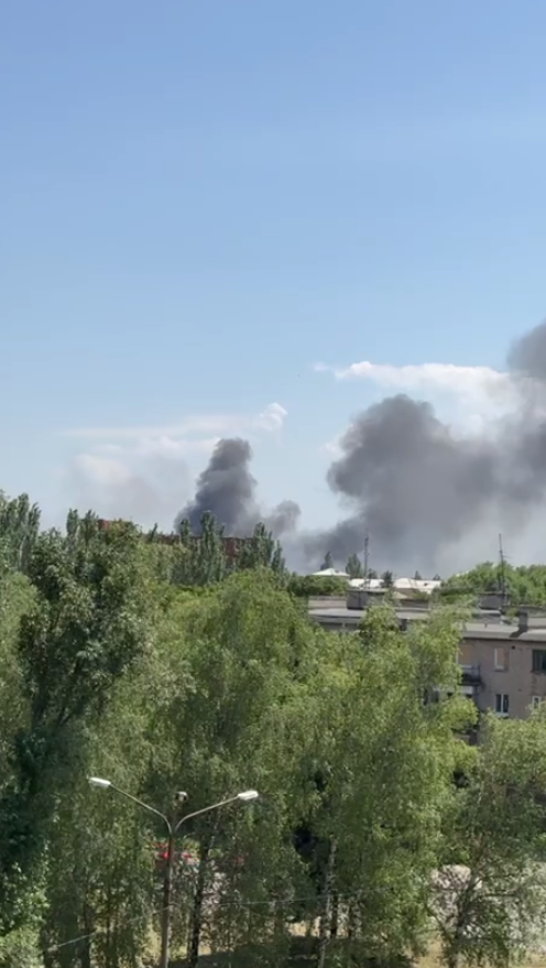 В оккупированной Ясиноватой "бавовна", пылают вагоны и фуры. Видео