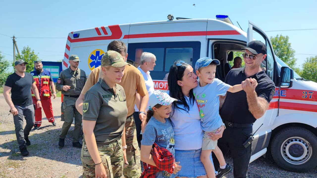 Двое детей вернулись к своим родителям