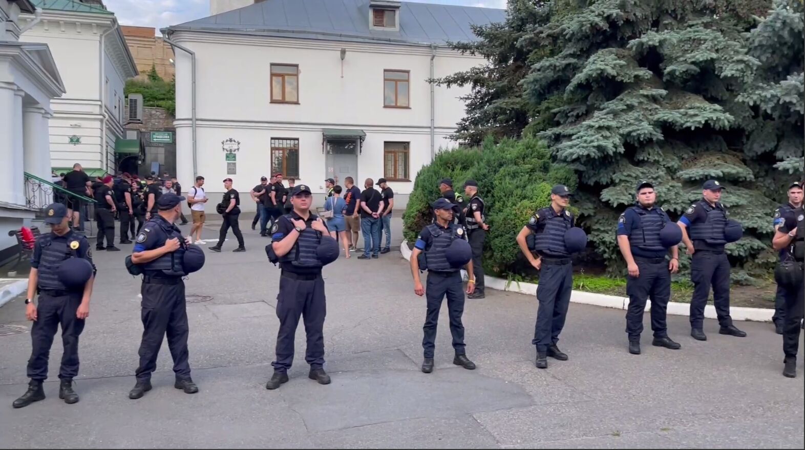 Ситуация в Киево-Печерской лавре 6 июля: комиссия Минкульта опечатала три корпуса, УПЦ МП провела Крестный ход. Фото и видео