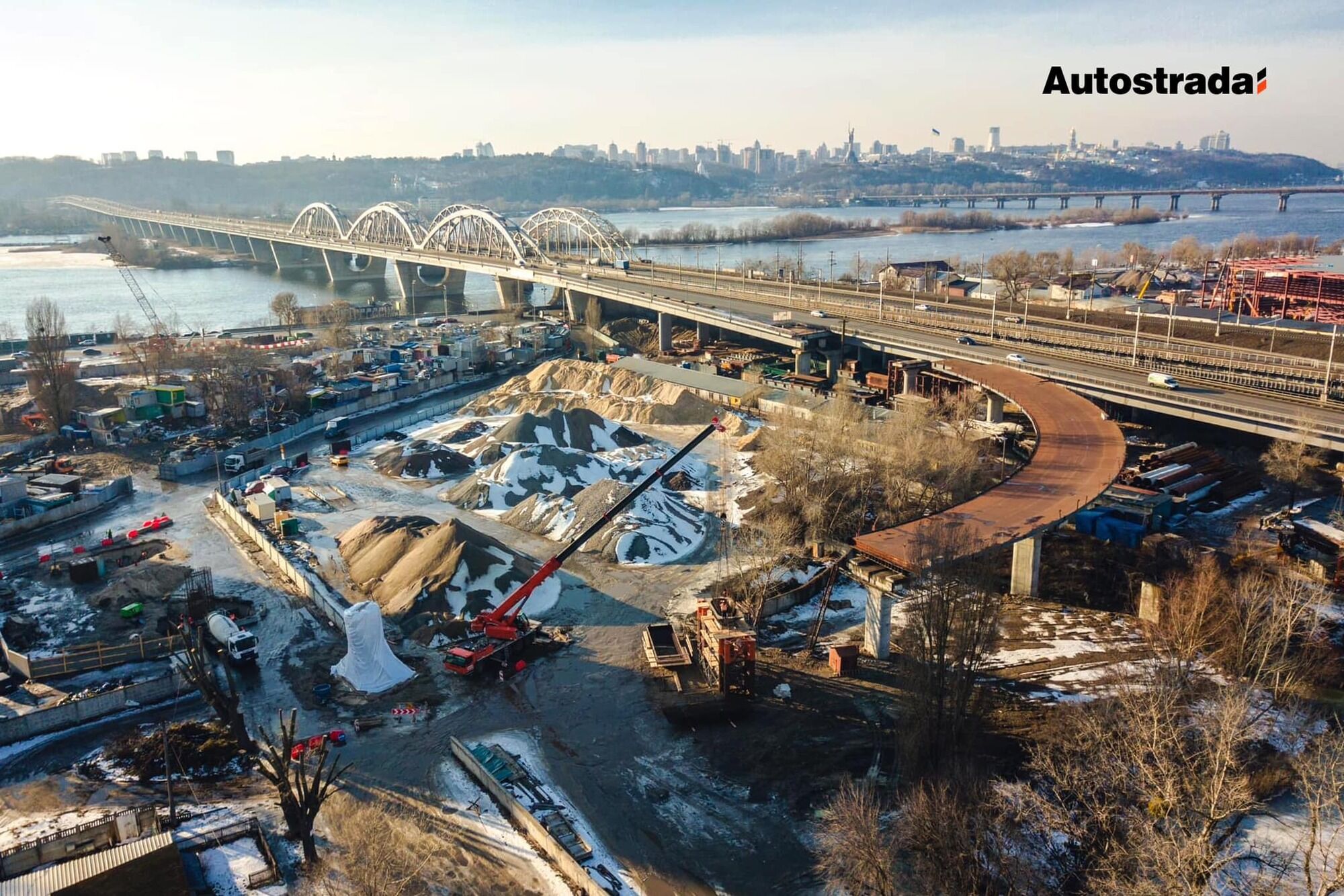 Несмотря на войну, работы выполняли круглосуточно: в Киеве открыли движение на левобережной развязке Дарницкого моста. Фото