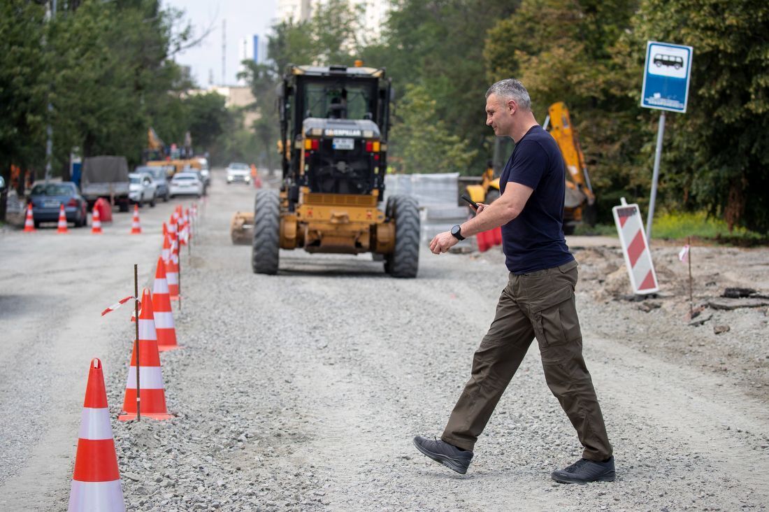 "Планируем закончить в октябре", – Кличко проверил, как проходит ремонт на улице Энтузиастов. Видео